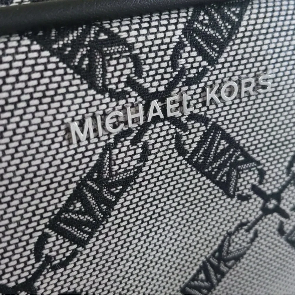 NWT Michael Kors fanny pack 🖤 NWT . Black and gray. L/XL - Picture 2 of 11